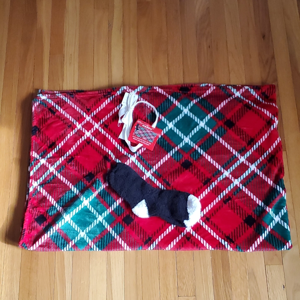 42" x 62" Fleece Throw And Socks New